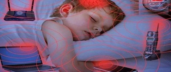 Aujourd'hui, à l'insu de ses parents, un bébé de quelques mois peut totaliser des heures d'exposition quotidienne à des champs électro-magnétiques de très forte intensité.