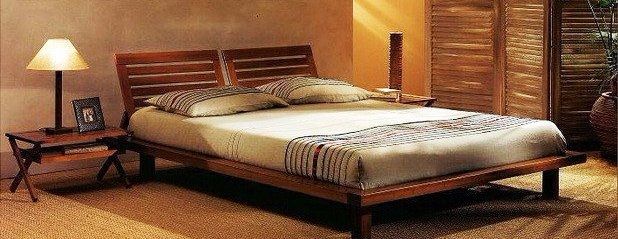 Dans la chambre à coucher, on évitera le désordre et on réduira les meubles au strict minimum afin que le Chi puisse circuler librement dans la pièce. L’ameublement comme l’agencement devra être harmonieux. Et bien que l’on recherchera comme dans les autres pièces l’équilibre entre le Yin et le Yang, on mettra l’accent sur l’énergie Yin en donnant la préférence aux matières douces et légères qui favoriseront une sommeil réparateur. 