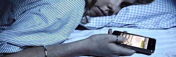 PAS DE GSM PRES DU LIT : Faites attention avec quoi vous dormez ! En effet, selon certaines études, celui qui pose son GSM sur sa table de nuit peut considérer qu'il perd jusqu'à une heure de sommeil par nuit. On a pu constater que les dormeurs soumis aux ondes du GSM mettent plus longtemps à s'endormir. Leur sommeil est aussi moins profond. Les chercheurs affirment que les ondes GSM maintiennent trop en éveil notre niveau d'alerte. Les effets négatifs se font sentir le matin. Une partie des personnes ayant dormi à côté de leur GSM ont des maux de tête et se sentent dépressives